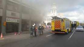 Brand woed deur gebou in Durban