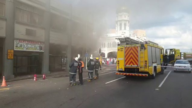 Brand woed deur gebou in Durban