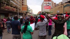 Duisende in Pta-strate, Uniegebou afgesper
