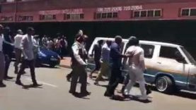 JMPD-beampte in hospitaal ná kerkgangers hom aanval