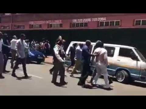 JMPD-beampte in hospitaal ná kerkgangers hom aanval