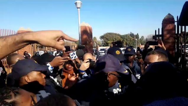 Kallie vs. BLF buite hof waar Zuma verskyn