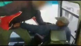 Leerders rand busbestuurder in die ry aan
