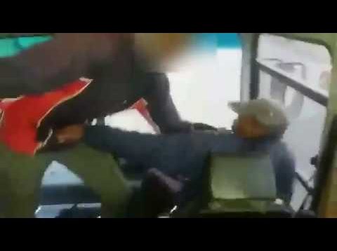 Leerders rand busbestuurder in die ry aan