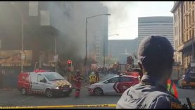 Mense op dak vasgekeer toe brand uitbreek