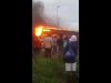 Passasiers spring uit brandende bus