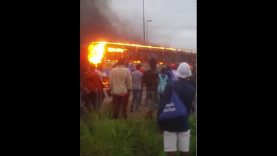 Passasiers spring uit brandende bus