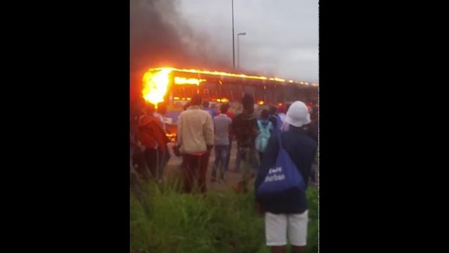 Passasiers spring uit brandende bus