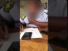Polisievrou boer glo op foon terwyl mense wag
