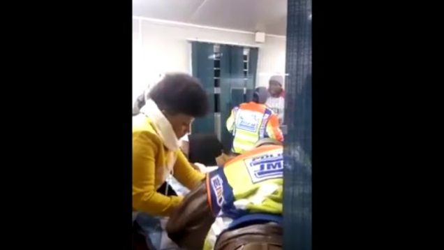 Video: Ondersoek ná metrobeamptes Jhb-vrou vaspen vir bloedtoets