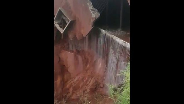 Walle van Mobeni-waterreservoir in Durban gee mee